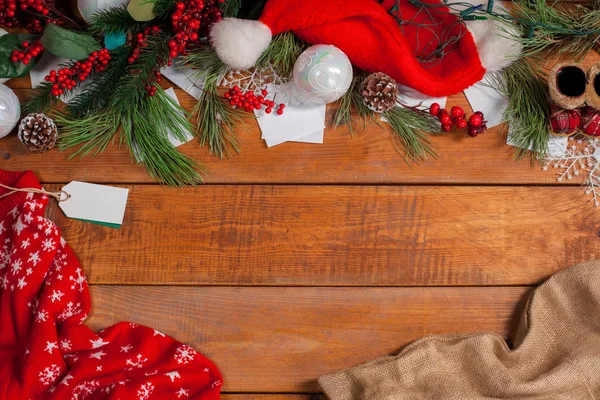 A mesa de madeira com decorações de Natal — Fotografia de Stock