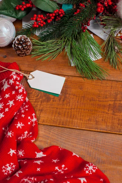 A mesa de madeira e decoração de Natal — Fotografia de Stock