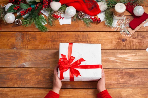 A mesa de madeira com decorações de Natal — Fotografia de Stock