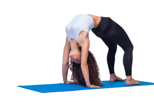 Estúdio tiro de uma jovem mulher apta a fazer exercícios de ioga . — Fotografia de Stock