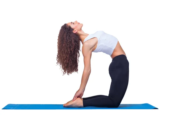 Estudio de una joven en forma haciendo ejercicios de yoga . —  Fotos de Stock