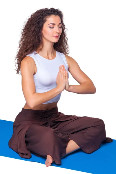 Stüdyo çekim genç bir uyum kadın yoga egzersizleri yapıyor. — Stok fotoğraf