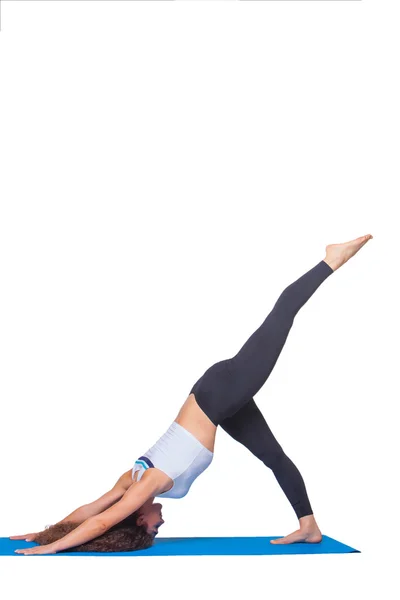 Estudio de una joven en forma haciendo ejercicios de yoga . — Foto de Stock