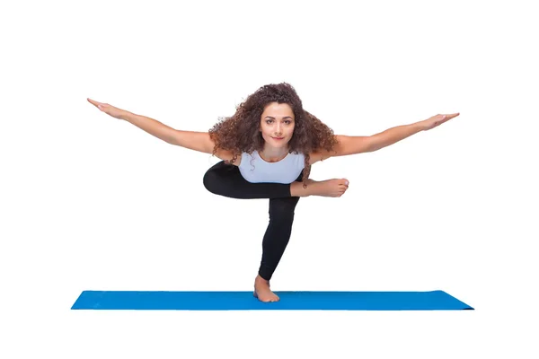 工作室拍摄的合适的年轻女人，做瑜伽练习. — 图库照片