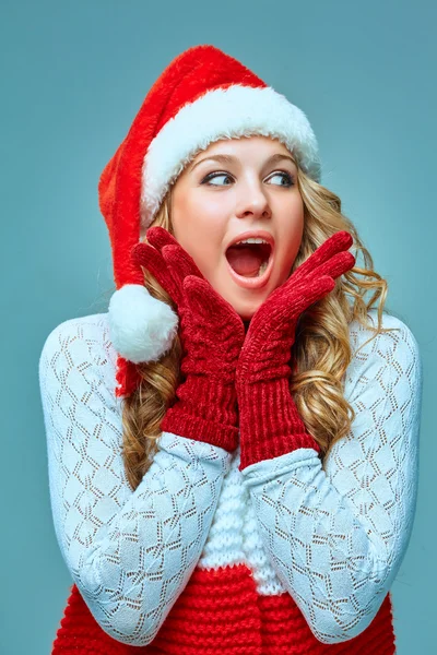 Portrait de fille habillée en chapeau de Père Noël — Photo