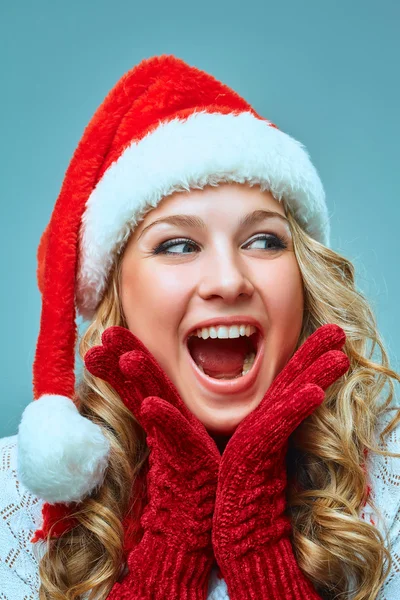 Portrait de fille habillée en chapeau de Père Noël — Photo