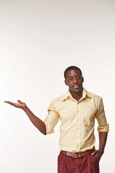 Portret van knappe jonge zwarte Afrikaanse lachende man — Stockfoto