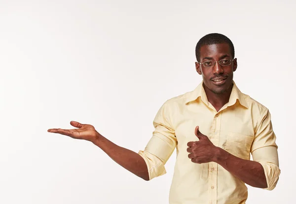 Retrato de guapo joven africano negro sonriente hombre — Foto de Stock