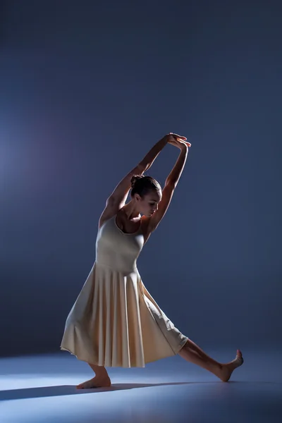 Gri arka plan üzerinde dans bej elbise genç güzel dansçı — Stok fotoğraf