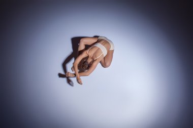 Genç güzel dansçı da bej mayo leylak arka planda dans
