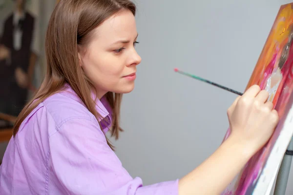 Kreativer Künstler zum Zeichnen im Atelier — Stockfoto