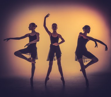 Üzerinde gri bir backgro poz genç bale dansçıları siluetleri