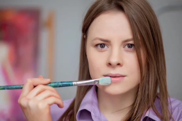 Artista creativo para dibujar en el estudio — Foto de Stock