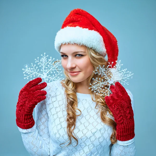 Belle jeune femme dans les vêtements du Père Noël avec des flocons de neige — Photo