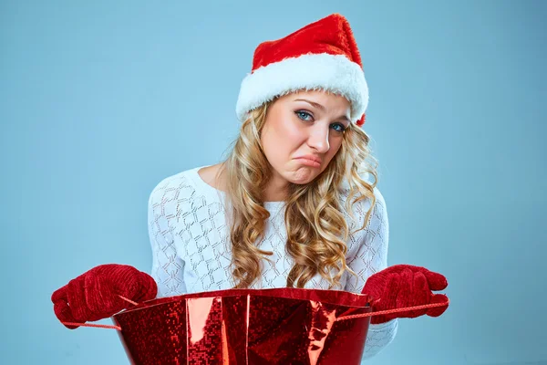 Frustrovaný a naštvaný, krásná mladá žena v klobouku Santa Claus — Stock fotografie