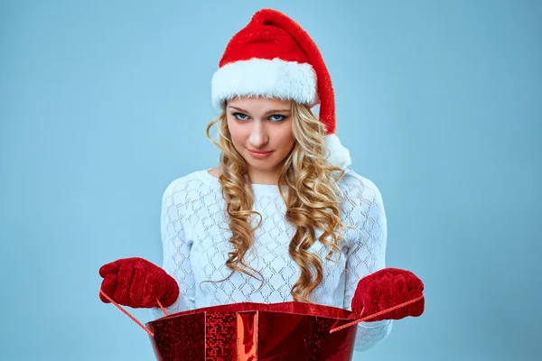 Frustré et ennuyé belle jeune femme dans le chapeau du Père Noël — Photo