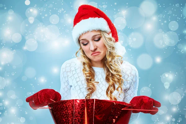 Frustré et ennuyé belle jeune femme dans le chapeau du Père Noël — Photo