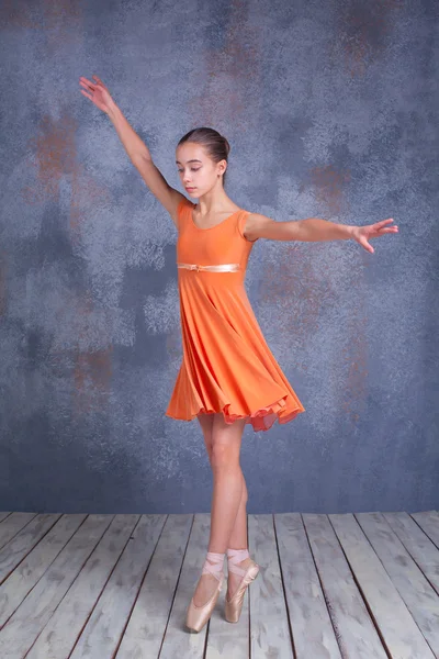 Die junge Ballerina tanzt — Stockfoto