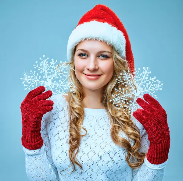 Belle jeune femme dans les vêtements du Père Noël avec des flocons de neige — Photo