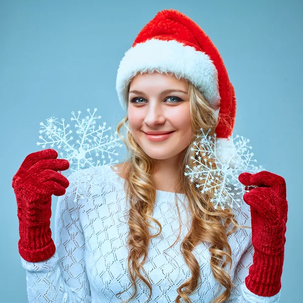 Belle jeune femme dans les vêtements du Père Noël avec des flocons de neige — Photo