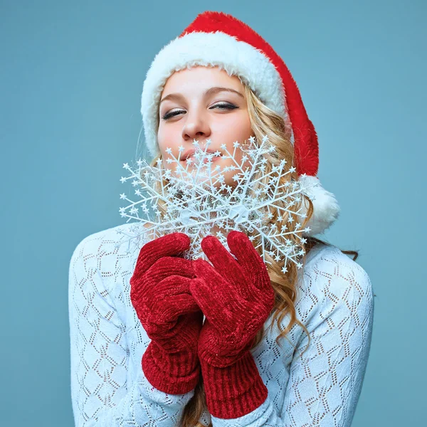 Krásná mladá žena v šatech Santa Claus s sněhové vločky — Stock fotografie