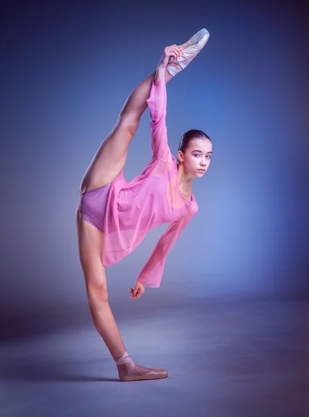 La joven bailarina posando en hilo tensor —  Fotos de Stock