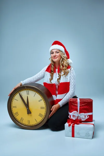 Chica vestida con sombrero de santa con una decoración de Navidad — Foto de Stock