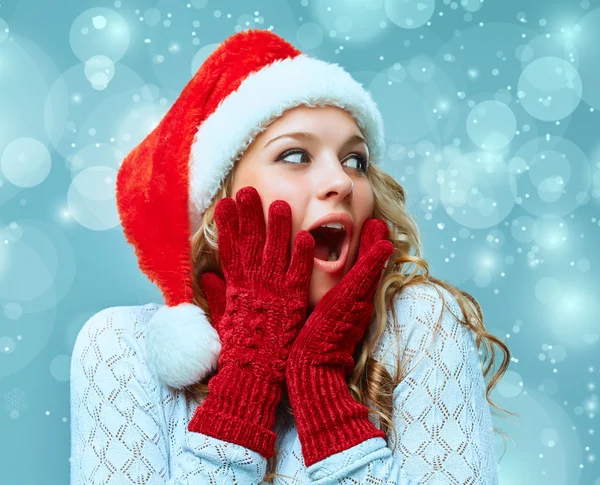 Portrait de fille habillée en chapeau de Père Noël — Photo