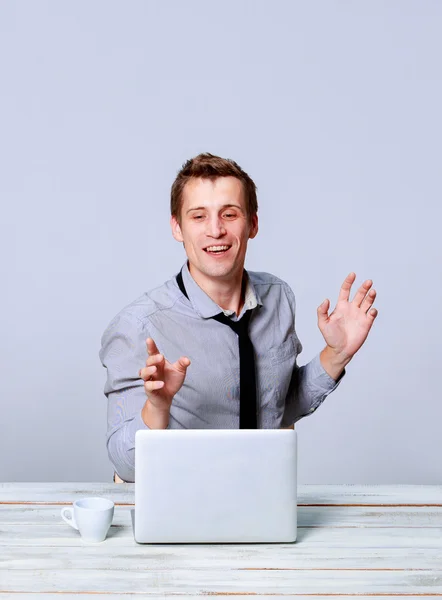 Mann arbeitet im Büro am Laptop — Stockfoto