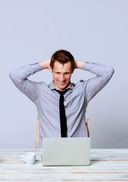 Gelukkig man aan het werk op laptop in het kantoor — Stockfoto