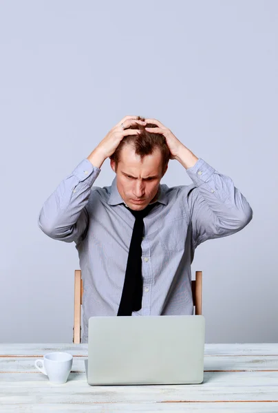 Uomo che lavora sul computer portatile in ufficio — Foto Stock