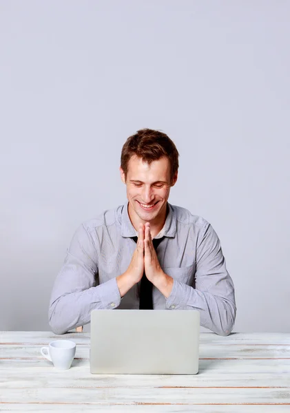 Hombre feliz trabajando en el ordenador portátil en la oficina — Foto de Stock