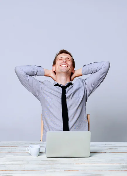 Gelukkig man aan het werk op laptop in het kantoor — Stockfoto