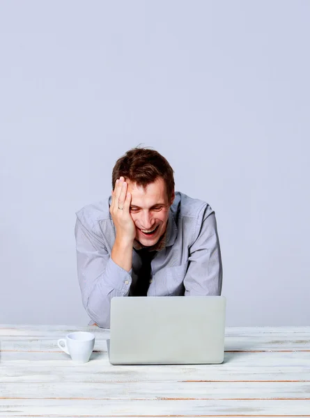 Hombre feliz trabajando en el ordenador portátil en la oficina — Foto de Stock