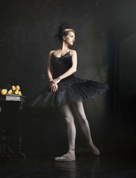 Portret baleriny w balet tatu na czarnym tle — Zdjęcie stockowe