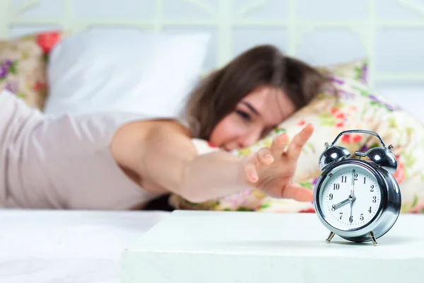 La joven en la cama — Foto de Stock