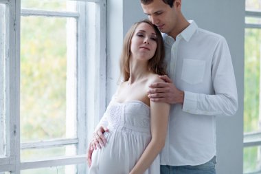 Beyaz koltukta oturan genç çift giyinmiş