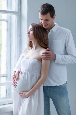 Beyaz koltukta oturan genç çift giyinmiş