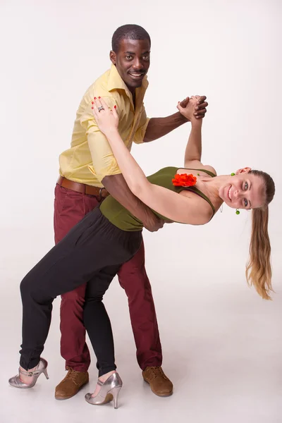 年轻夫妇共舞加勒比萨尔萨舞，工作室射击 — 图库照片