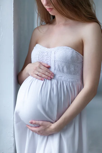 Porträt der jungen Schwangeren — Stockfoto