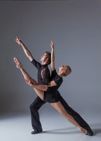 Two young modern ballet dancers on gray studio background — Stock Photo, Image