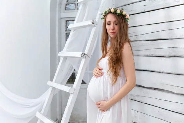 A fiatal terhes nő portréja — Stock Fotó