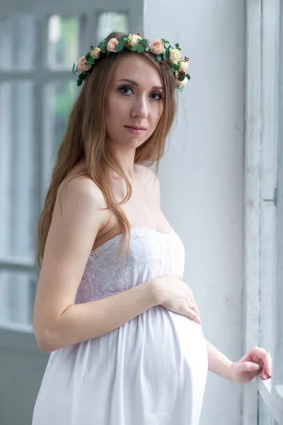 A fiatal terhes nő portréja — Stock Fotó