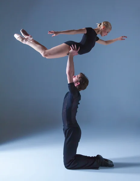 Dos jóvenes bailarines de ballet moderno sobre fondo de estudio azul — Foto de Stock