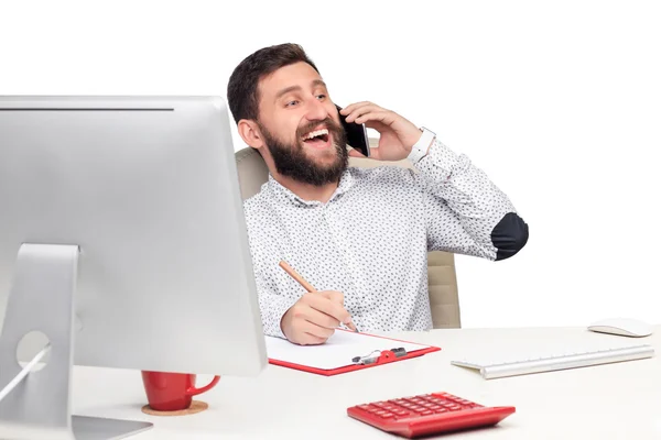 Porträtt av affärsman talar på mobiltelefon på kontoret — Stockfoto