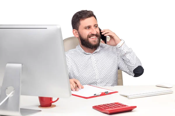 Porträtt av affärsman talar på mobiltelefon på kontoret — Stockfoto