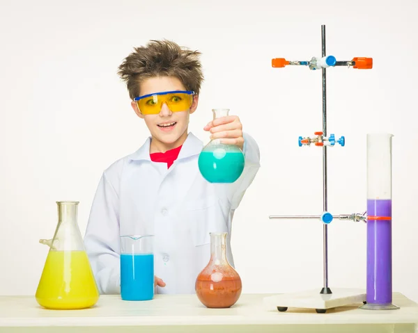 Niño pequeño como químico haciendo experimento con fluido químico — Foto de Stock