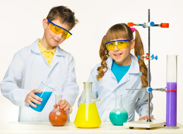 Two cute children at chemistry lesson making experiments — Stock Photo, Image