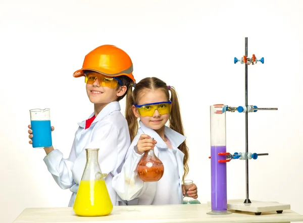 Two cute children at chemistry lesson making experiments — Stock Photo, Image