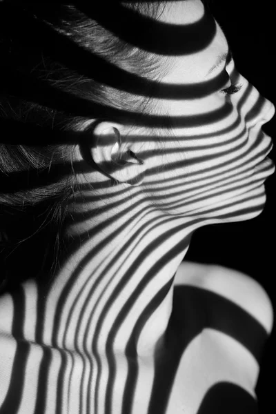 Το πρόσωπο της γυναίκας με μαύρο και άσπρο ζέβρα ρίγες — Φωτογραφία Αρχείου